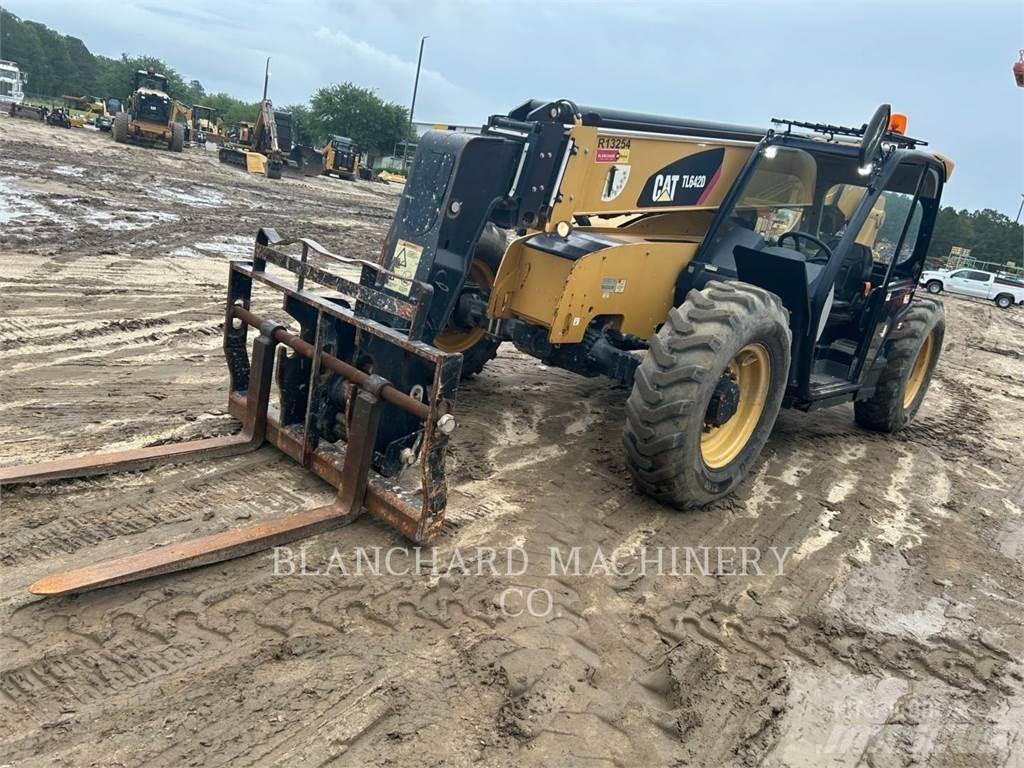 CAT TL642D Teleskopiskie manipulatori