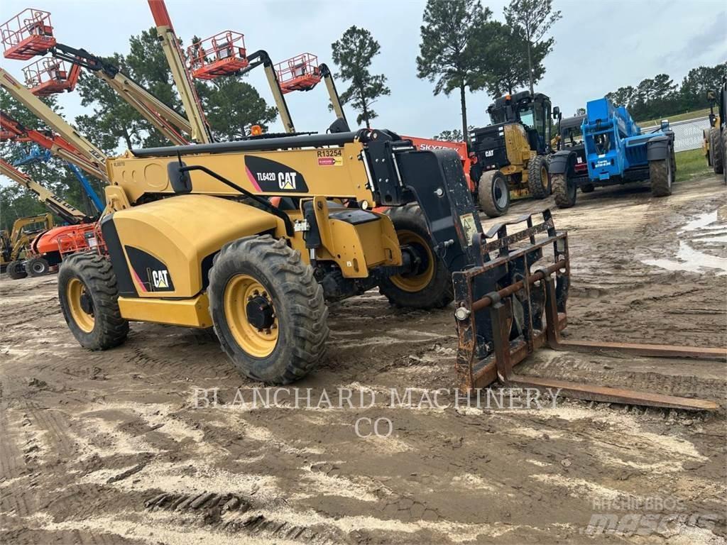 CAT TL642D Teleskopiskie manipulatori