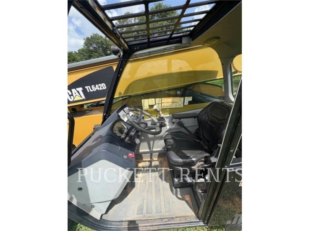 CAT TL642D Teleskopiskie manipulatori