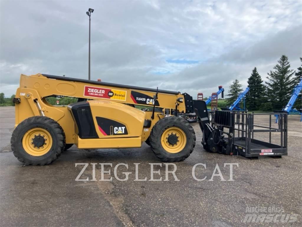 CAT TL642D Teleskopiskie manipulatori