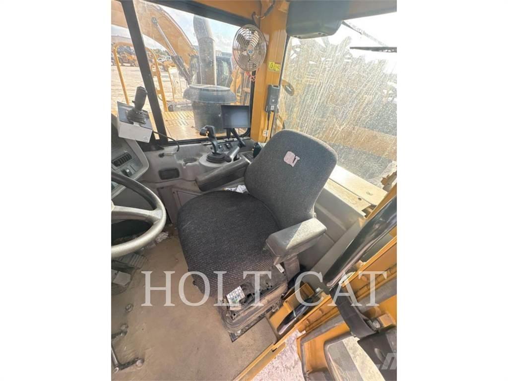 CAT W00 621G Skrēperi