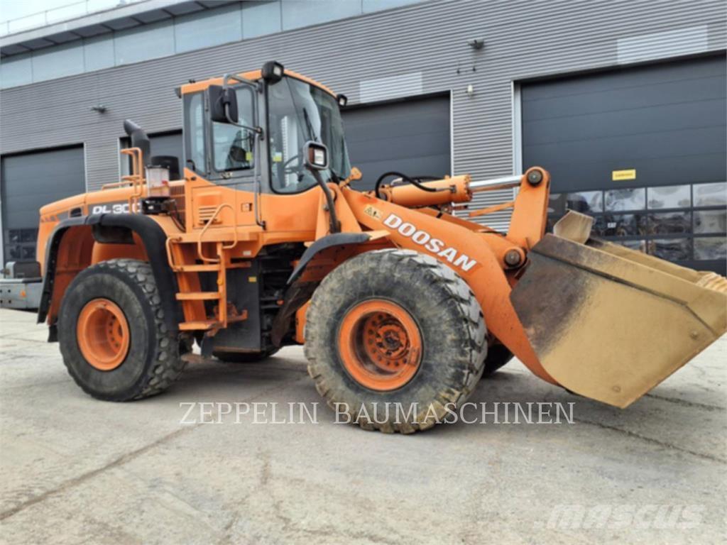Doosan DL300 Iekrāvēji uz riteņiem