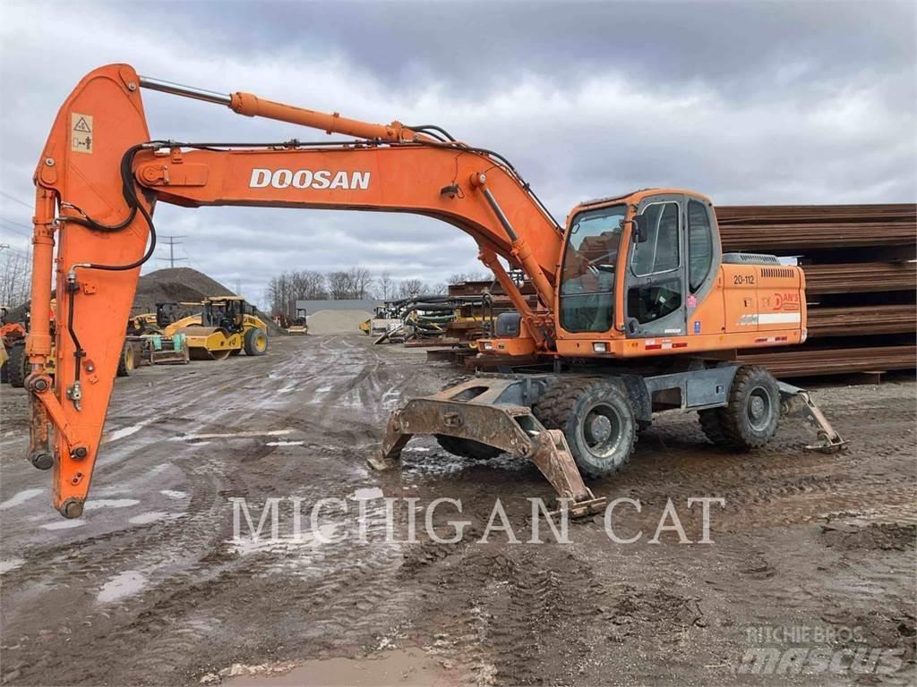 Doosan DX210W Ekskavatori uz riteņiem
