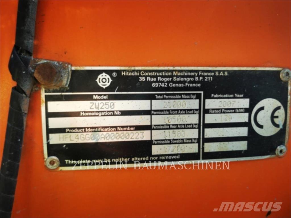 Hitachi ZW250 Iekrāvēji uz riteņiem