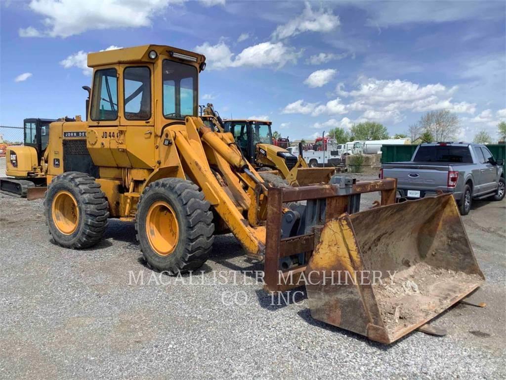 John Deere 444 Iekrāvēji uz riteņiem