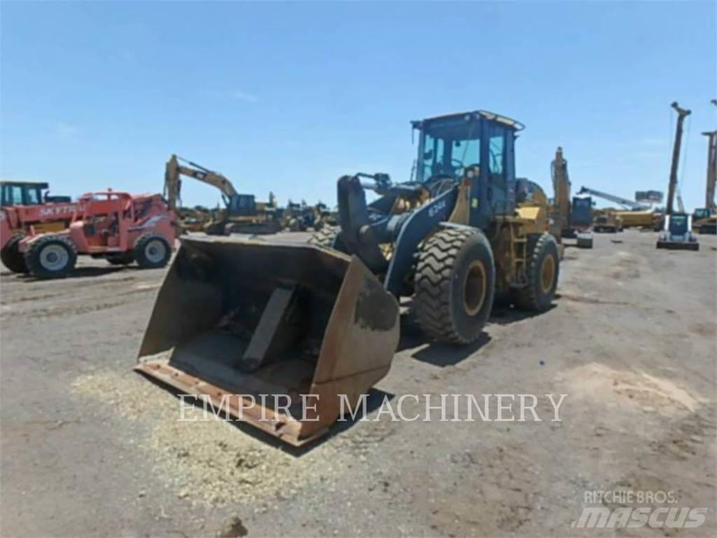John Deere 624K Iekrāvēji uz riteņiem