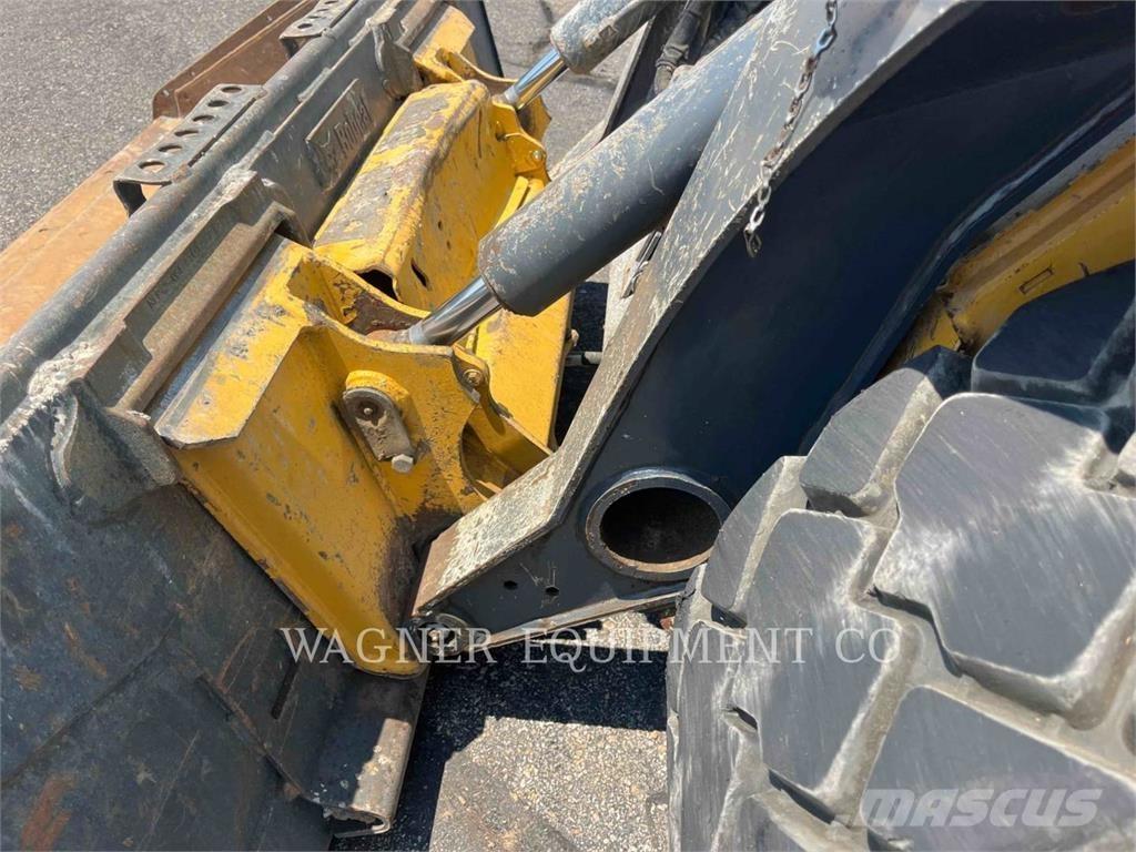 John Deere & CO. 324G Lietoti riteņu kompaktiekrāvēji