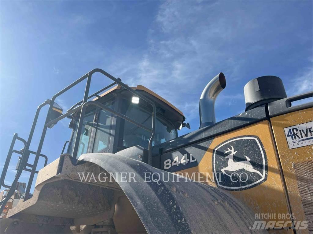 John Deere & CO. 844L AG Iekrāvēji uz riteņiem