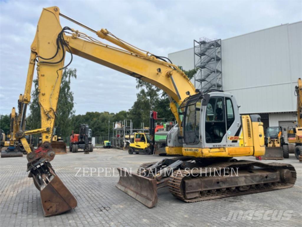 New Holland E235 Kāpurķēžu ekskavatori
