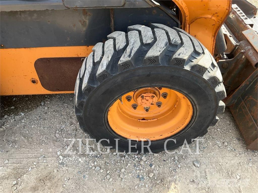 New Holland SV250 Lietoti riteņu kompaktiekrāvēji