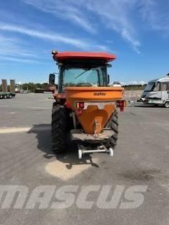 Kubota L2-452 Kompaktie traktori