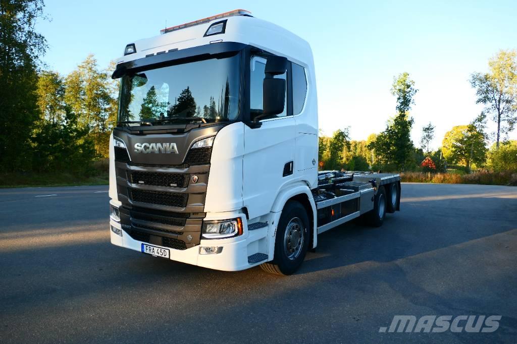 Scania R590B6x2nb Treileri ar āķi