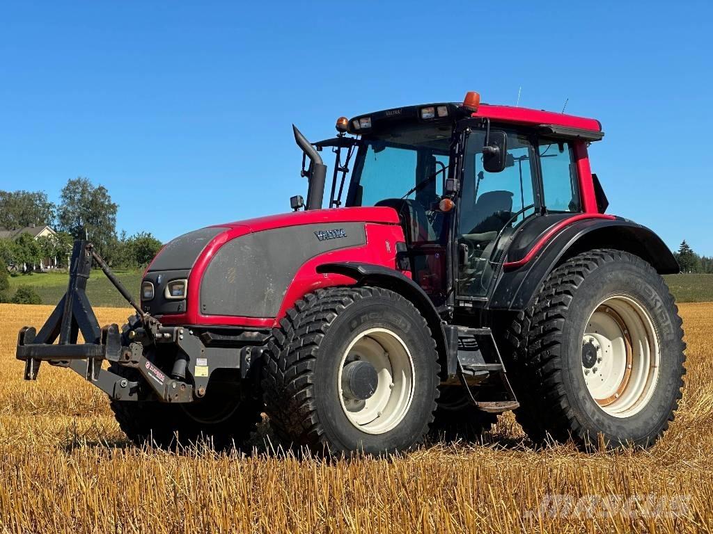 Valtra T 151 Traktori