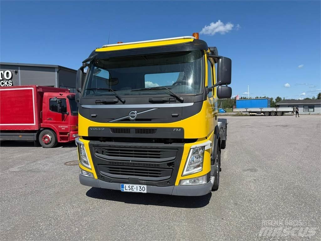 Volvo FM410 6x2*4 Treileri ar āķi