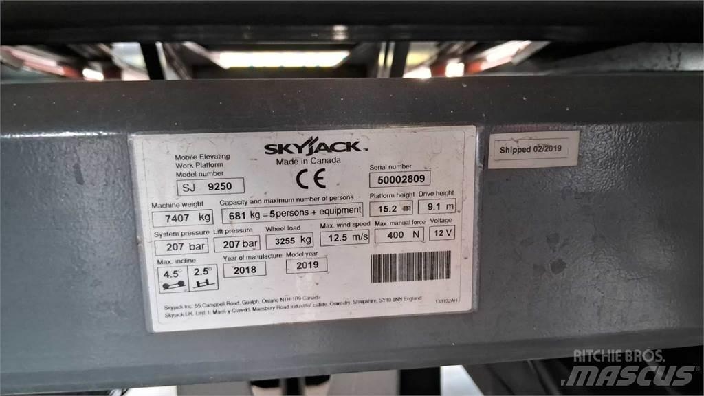SkyJack 9250RT Šķerveida pacēlāji