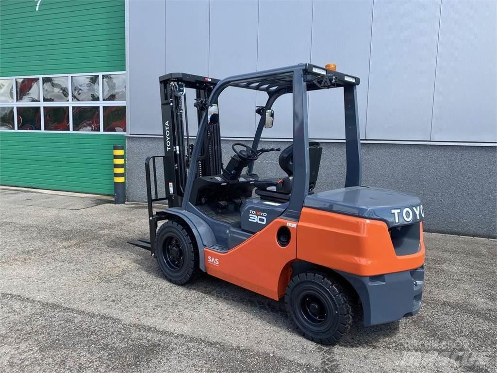 Toyota 52-8FDF30 Tehnika ar dīzeļa dzinēju