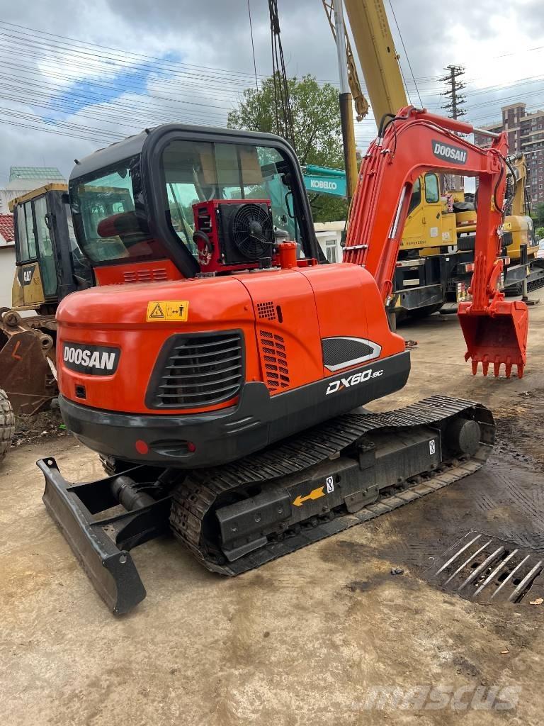 Doosan DX60 Kāpurķēžu ekskavatori