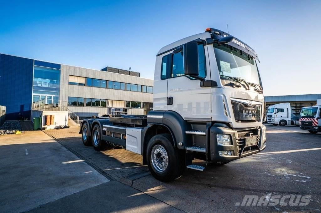 MAN TGS 33.430 BL Treileri ar āķi