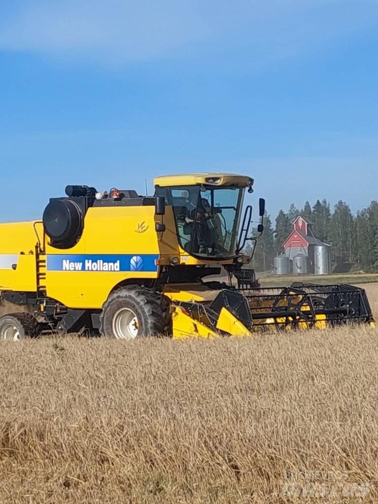 New Holland TC 5050 Ražas novākšanas kombaini