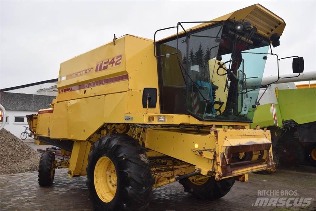 New Holland TF 42 Ražas novākšanas kombaini