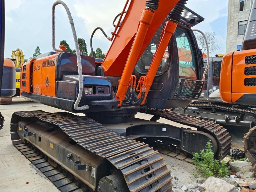 Hitachi ZX 200 Kāpurķēžu ekskavatori