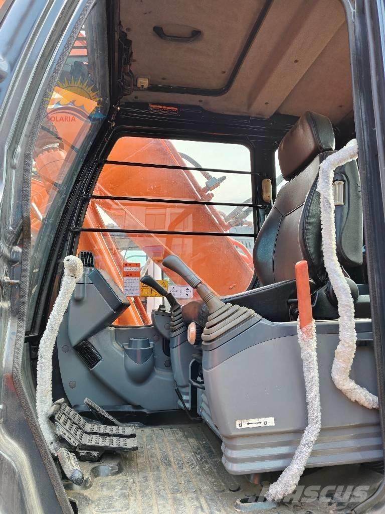Hitachi ZX 200 Kāpurķēžu ekskavatori