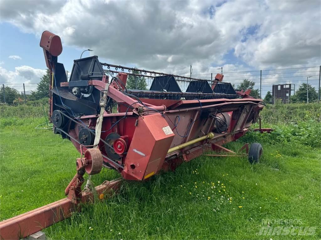 Case IH 1680 Axial Ražas novākšanas kombaini