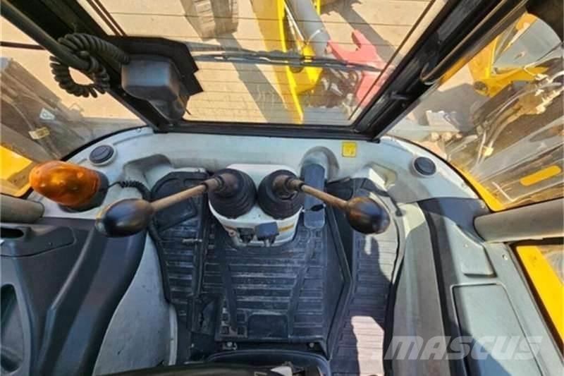 Dezzi CMI 4X4 TLB Ekskavatori-iekrāvēji