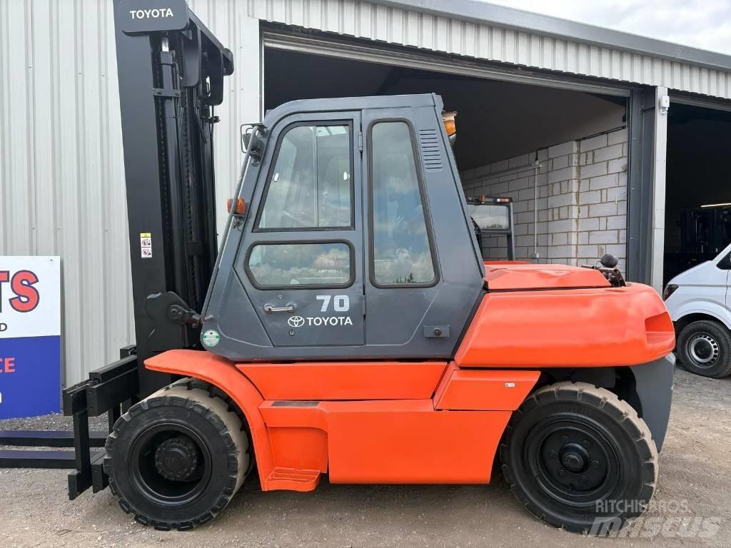 Toyota 5 FD 70 Tehnika ar dīzeļa dzinēju