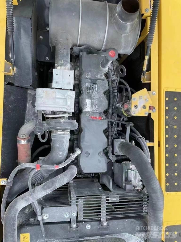 Komatsu PC220-8 Kāpurķēžu ekskavatori