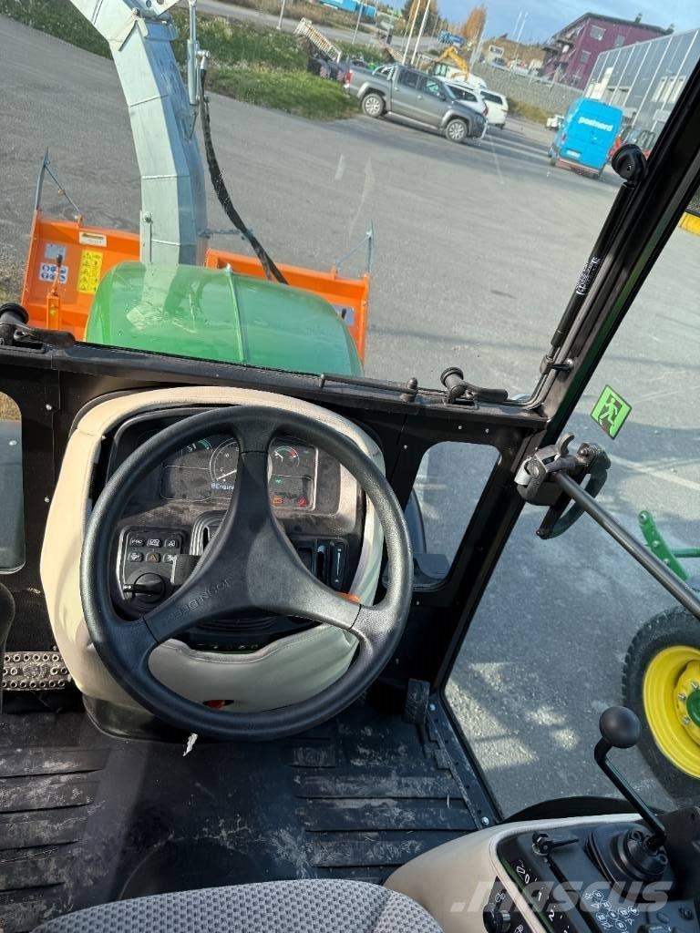 John Deere 2032 R Kompaktie traktori
