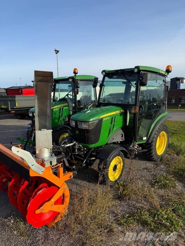 John Deere 2032 R Kompaktie traktori