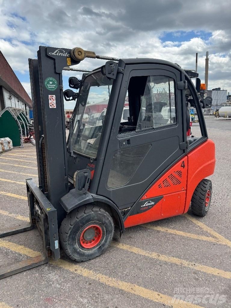 Linde H25D-02 Tehnika ar dīzeļa dzinēju