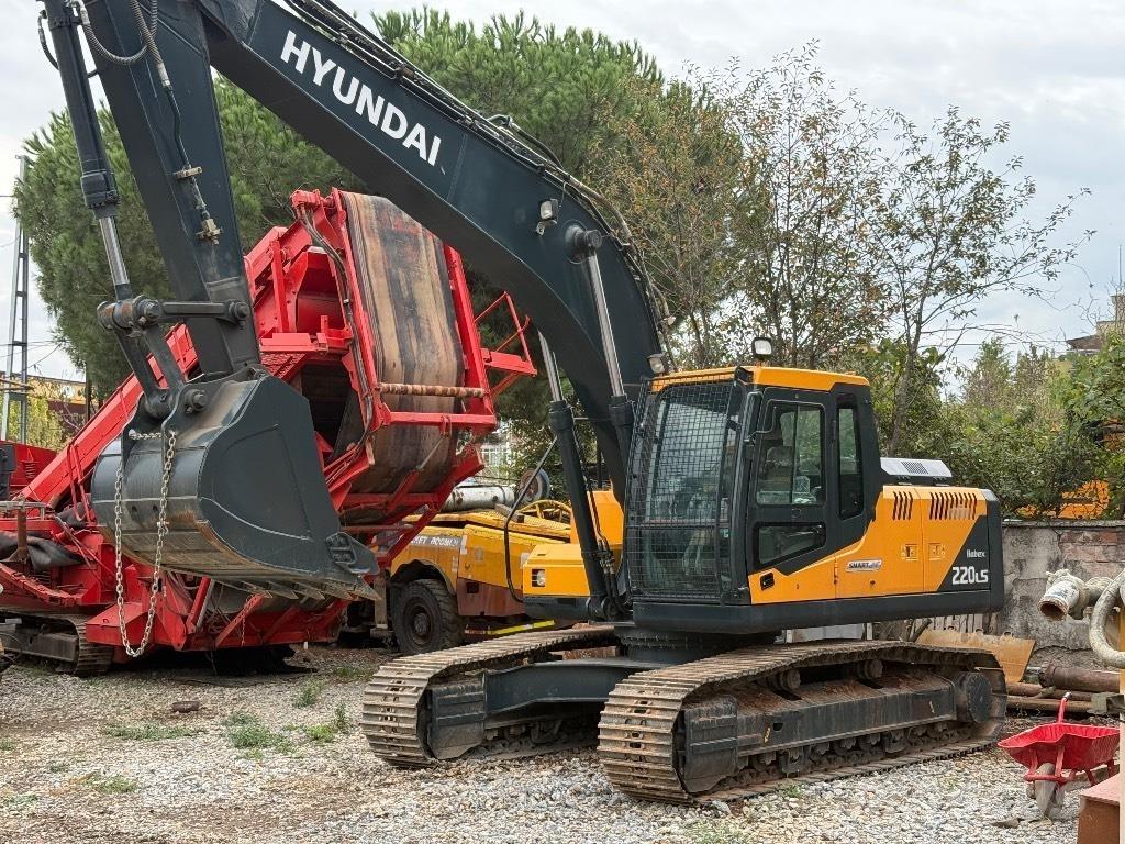 Hyundai Robex 220 LS Kāpurķēžu ekskavatori