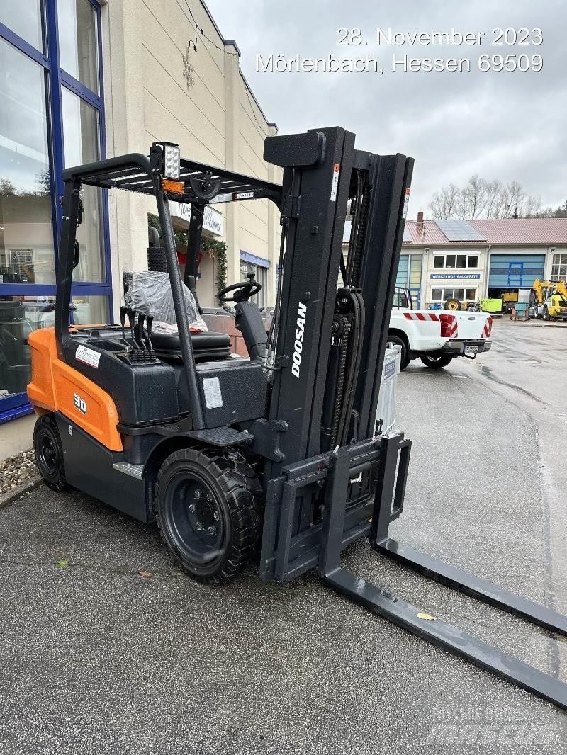 Doosan D30NXS Tehnika ar dīzeļa dzinēju