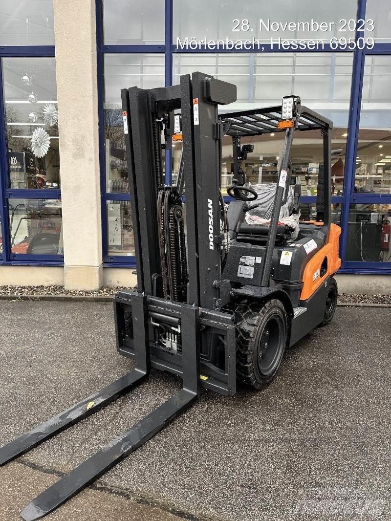 Doosan D30NXS Tehnika ar dīzeļa dzinēju
