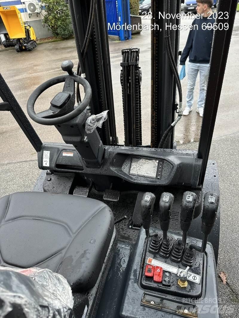 Doosan D30NXS Tehnika ar dīzeļa dzinēju