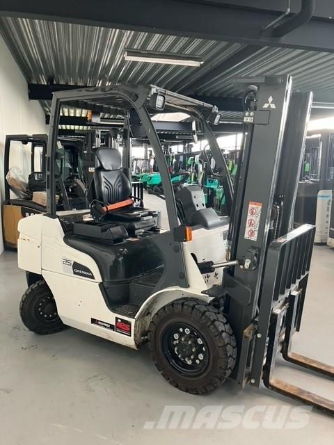 Mitsubishi FD25N3 Tehnika ar dīzeļa dzinēju