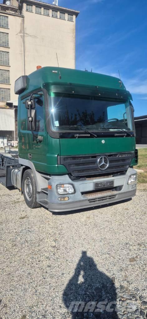 Mercedes-Benz Actros Treileri meža tehnikas transportēšanai