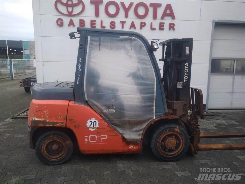 Toyota 40-8FD40N Tehnika ar dīzeļa dzinēju
