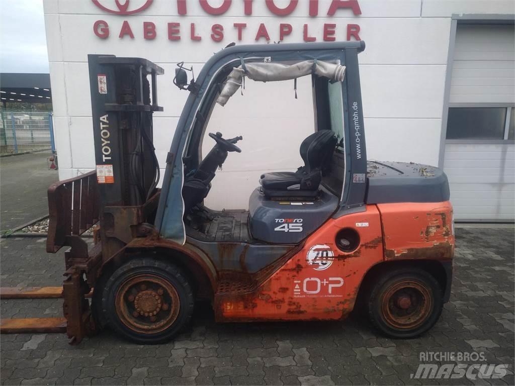 Toyota 40-8FD40N Tehnika ar dīzeļa dzinēju