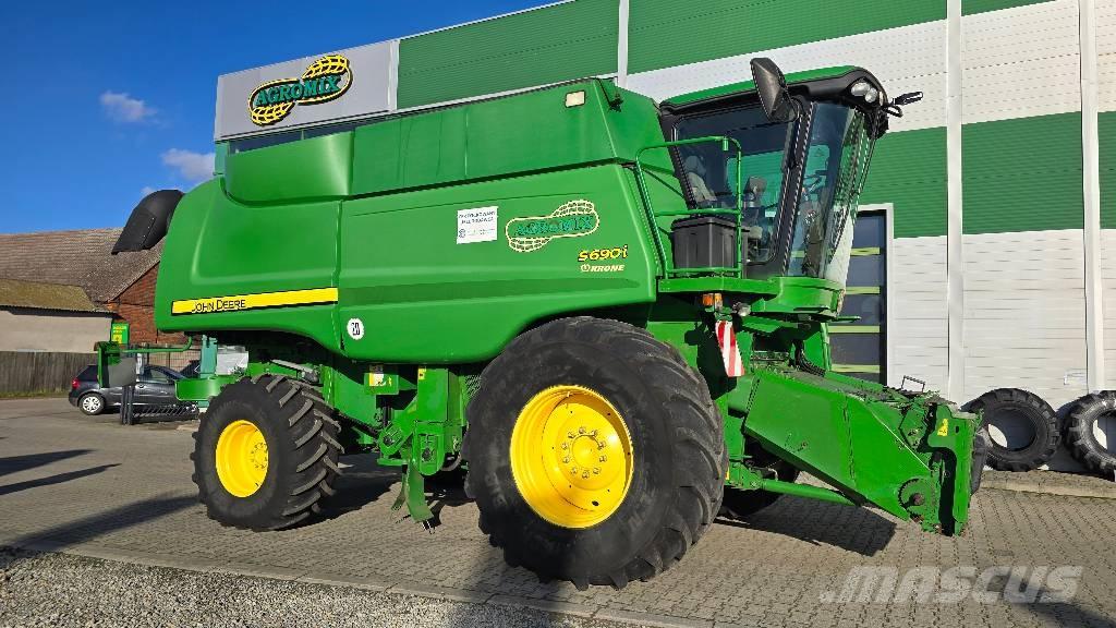John Deere S 690 i Ražas novākšanas kombaini