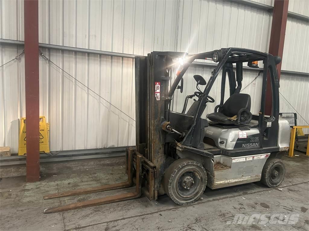 Nissan FD02A25Q Tehnika ar dīzeļa dzinēju
