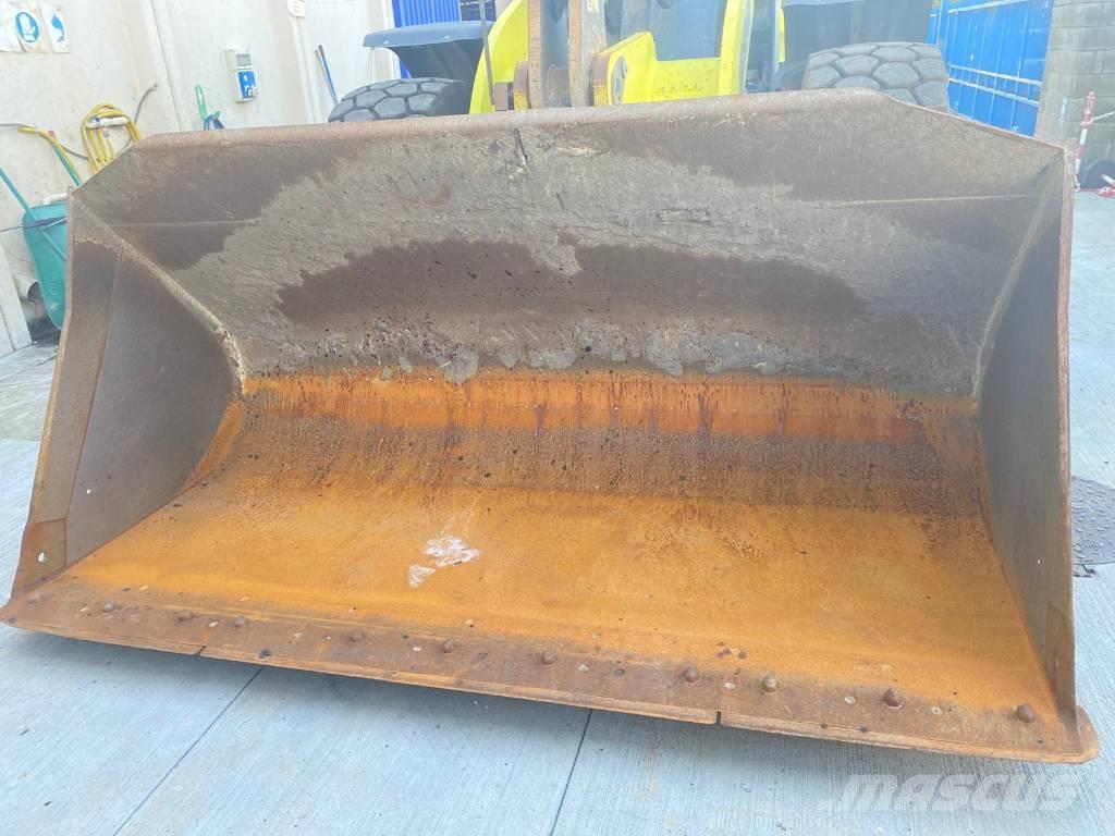 CASE 821G Iekrāvēji uz riteņiem