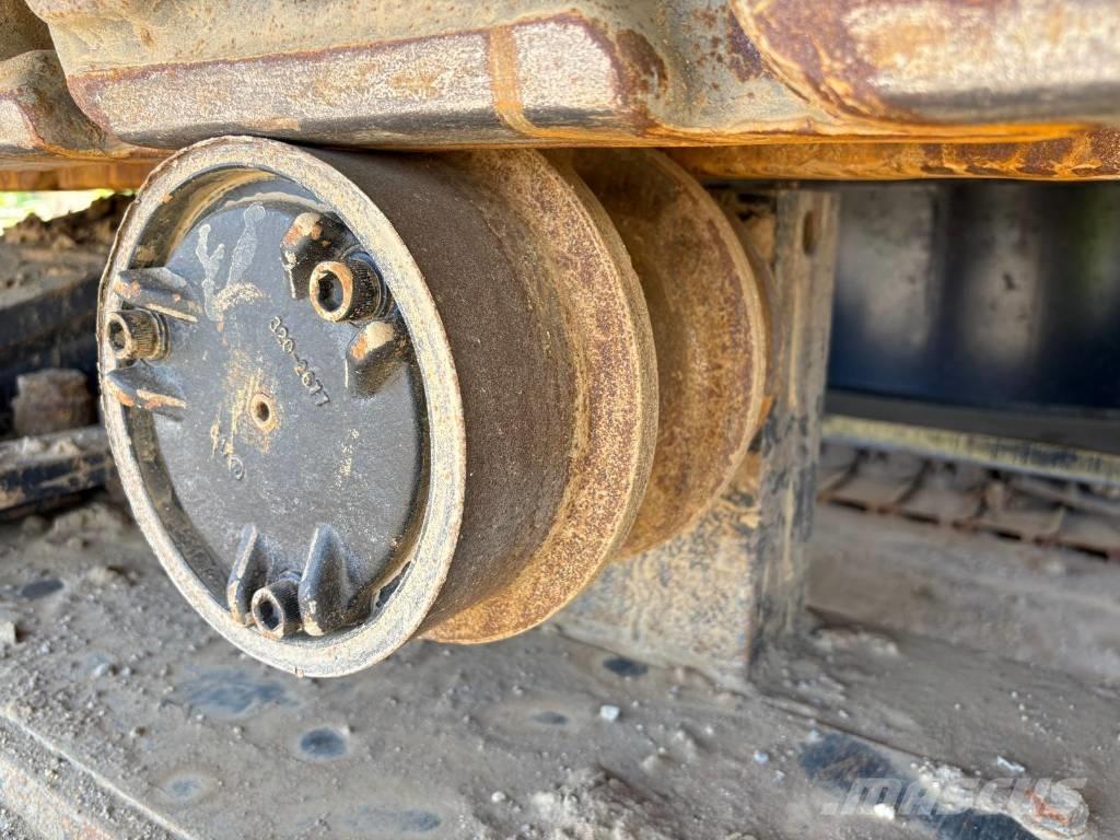 CAT 374 (On Transport) Kāpurķēžu ekskavatori