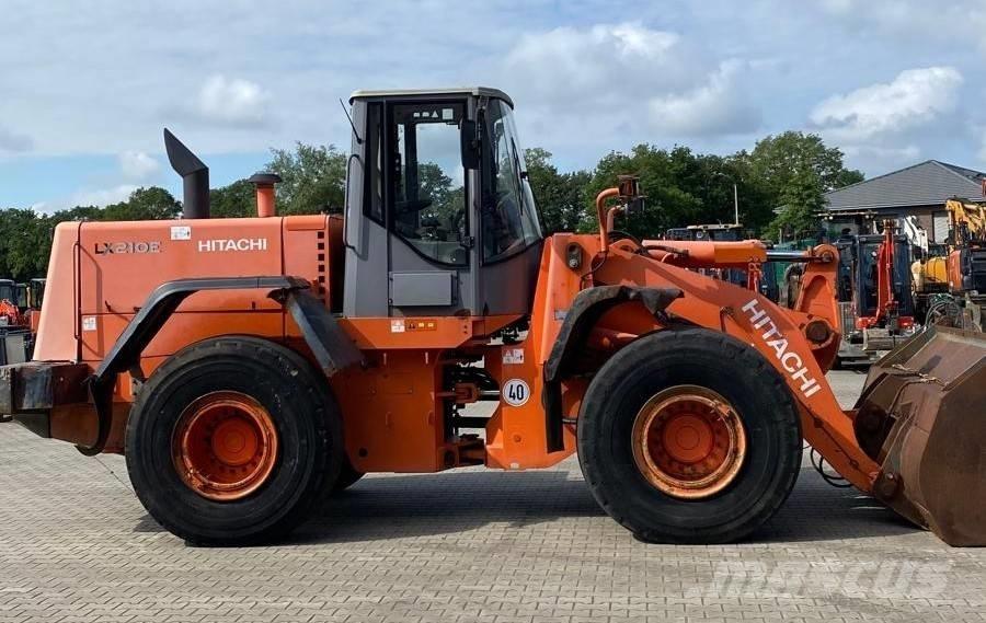 Hitachi LX 210 E Iekrāvēji uz riteņiem