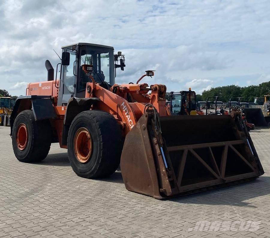 Hitachi LX 210 E Iekrāvēji uz riteņiem