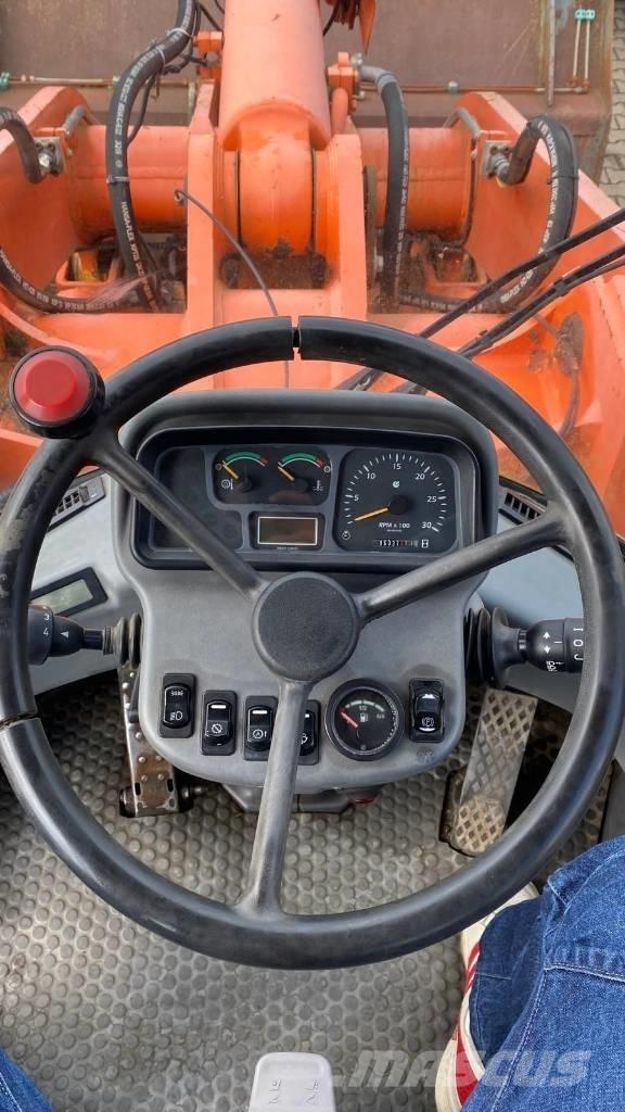 Hitachi LX 210 E Iekrāvēji uz riteņiem
