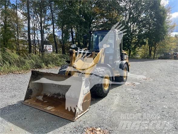 CAT 906M Iekrāvēji uz riteņiem