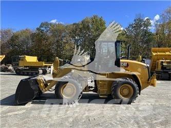 CAT 910 Iekrāvēji uz riteņiem